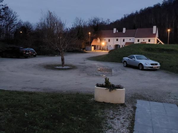 La chambre et le studio du château du golf de Bernalmont : photo 7 de la chambre chambre double avec salle de bains privative