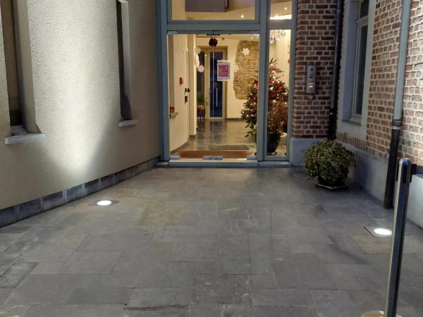 La chambre et le studio du château du golf de Bernalmont : photo 6 de la chambre chambre double avec salle de bains privative