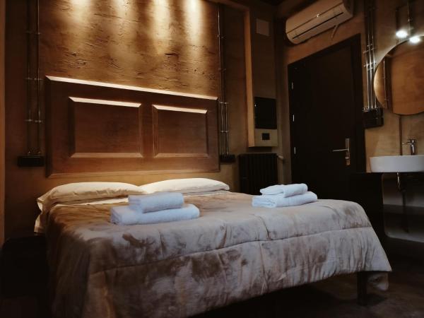 Hostel 7 : photo 8 de la chambre chambre double ou lits jumeaux supérieure avec salle de bains commune