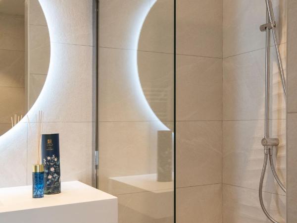 Résidence Hôtelière Chambord au coeur de Menton - entièrement rénovée : photo 3 de la chambre chambre lits jumeaux deluxe