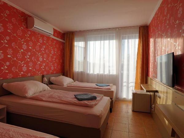 Plazs Hotel Siófok : photo 9 de la chambre chambre triple avec balcon