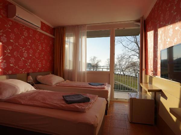 Plazs Hotel Siófok : photo 2 de la chambre chambre triple avec balcon