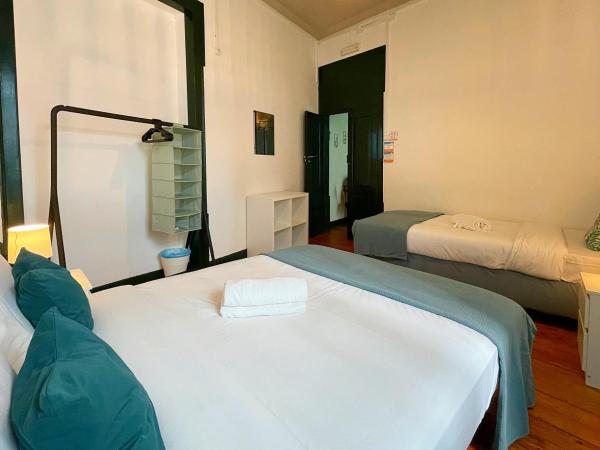 Algarve HOSTEL : photo 3 de la chambre chambre triple avec salle de bains commune