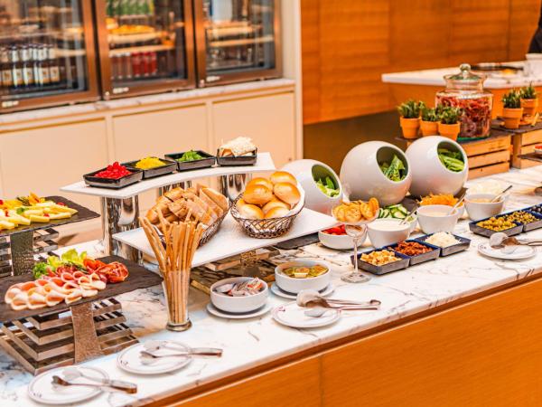 Crowne Plaza Bangkok Parc Lumpini : photo 3 de la chambre suite junior lit king-size avec kitchenette