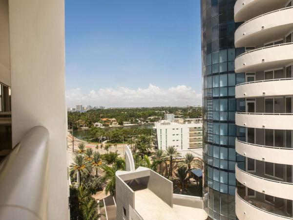Hilton Cabana Miami Beach Resort : photo 5 de la chambre hébergement deluxe 1 lit king-size avec balcon - vue sur ville
