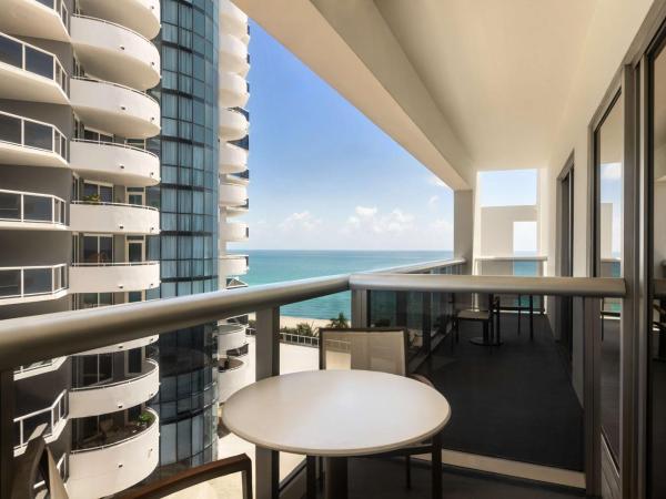Hilton Cabana Miami Beach Resort : photo 5 de la chambre hébergement 1 lit king-size avec balcon - côté océan - aile extérieure