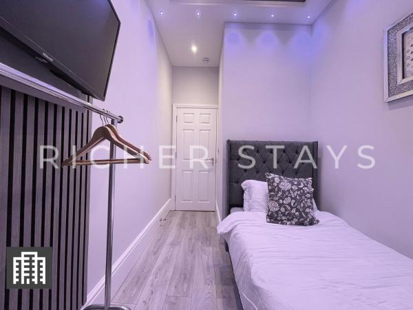 Hackney Suites - En-suite rooms & amenities : photo 1 de la chambre chambre simple avec salle de bains commune