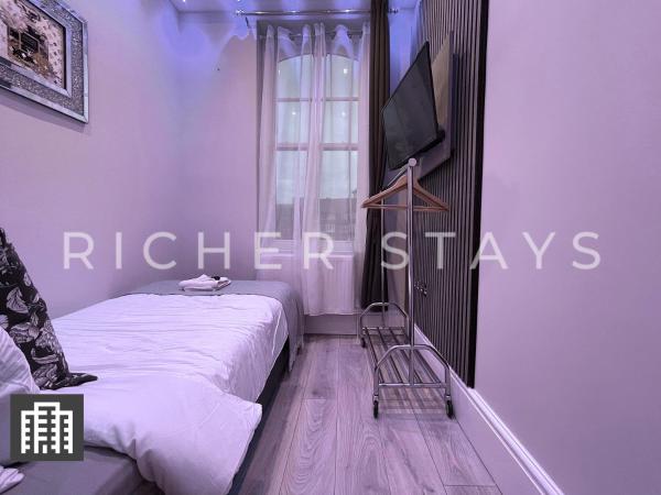 Hackney Suites - En-suite rooms & amenities : photo 2 de la chambre chambre simple avec salle de bains commune