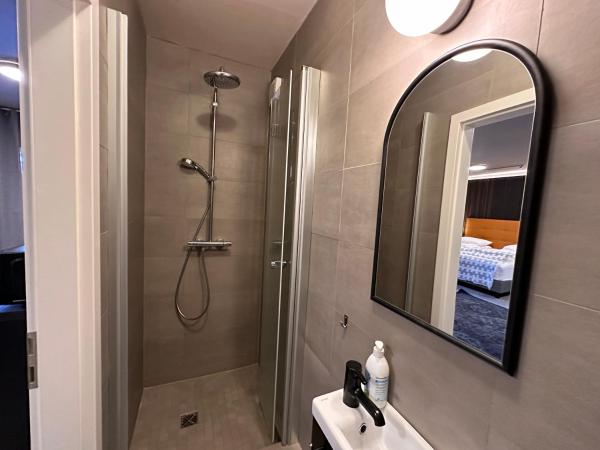 Travel Inn : photo 4 de la chambre chambre familiale avec salle de bains privative