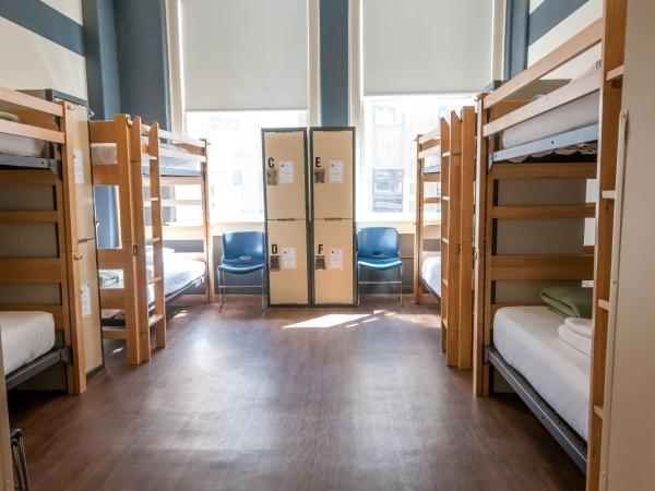 HI Chicago Hostel : photo 1 de la chambre bed in women's 6-bed dorm ensuite
