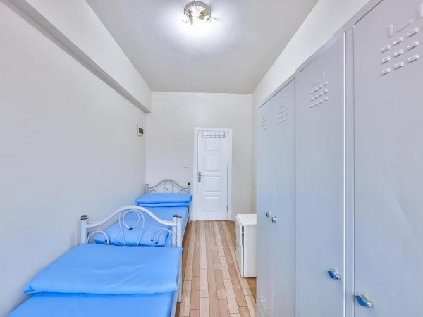 Gökçe Pansiyon - Only men : photo 1 de la chambre chambre lits jumeaux avec toilettes communes