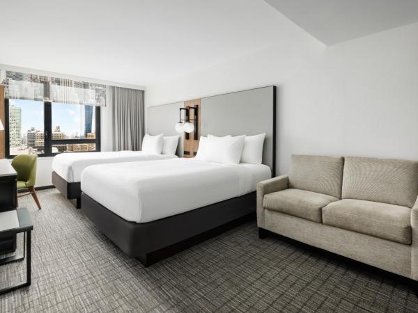 Fairfield Inn & Suites by Marriott New York Manhattan/Times Square South : photo 1 de la chambre hébergement avec 2 lits doubles pour personnes à mobilité réduite