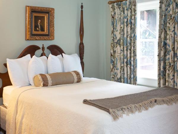 Eliza Thompson House, Historic Inns of Savannah Collection : photo 1 de la chambre chambre lit queen-size avec cour et jardin