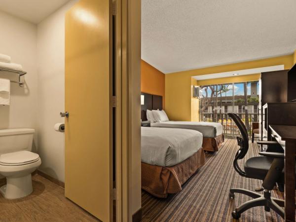 Best Western The Plaza Hotel - Free Breakfast : photo 2 de la chambre chambre double avec 2 lits doubles et vue sur la cour