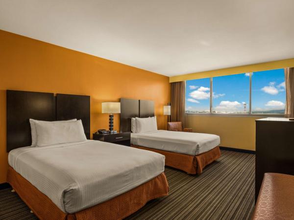 Best Western The Plaza Hotel - Free Breakfast : photo 2 de la chambre chambre double avec 2 lits doubles - vue sur ville - non-fumeurs