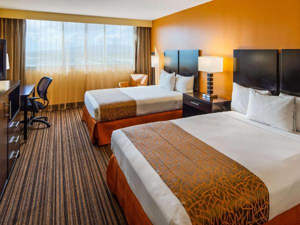 Best Western The Plaza Hotel - Free Breakfast : photo 3 de la chambre chambre avec 2 lits doubles et douche accessible en fauteuil roulant - accessible aux personnes à mobilité réduite