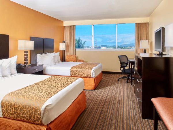 Best Western The Plaza Hotel - Free Breakfast : photo 2 de la chambre chambre avec 2 lits doubles et douche accessible en fauteuil roulant - accessible aux personnes à mobilité réduite