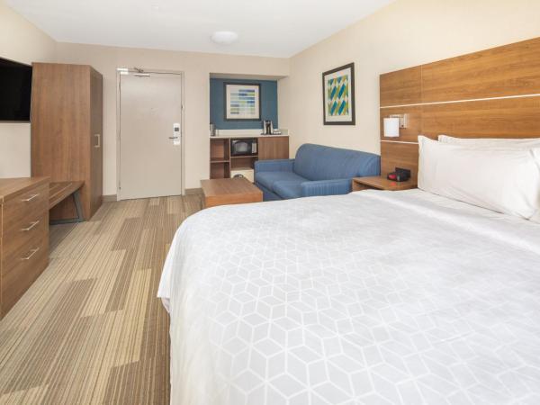 Holiday Inn Express San Diego Airport-Old Town, an IHG Hotel : photo 8 de la chambre suite lit king-size avec baignoire spa