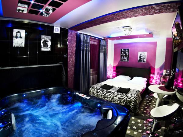 Apart A2 Bezobsługowy 24h Poznań : photo 2 de la chambre chambre lit queen-size avec baignoire spa