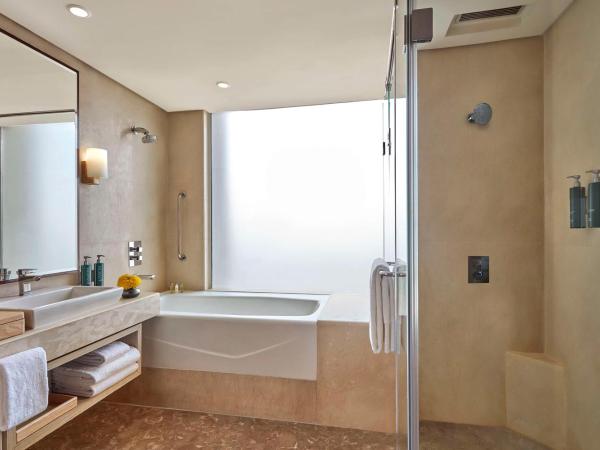 DoubleTree by Hilton Gurugram Baani Square : photo 6 de la chambre suite 1 chambre lit king-size premium