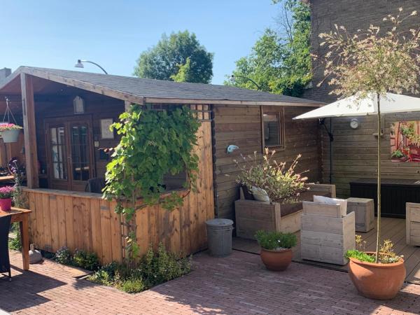 B&B Diemerplein : photo 1 de la chambre chambre lit queen-size - vue sur jardin