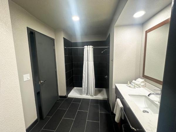 Quality Inn Portland Airport PDX : photo 2 de la chambre deluxe king with balcony - non smoking