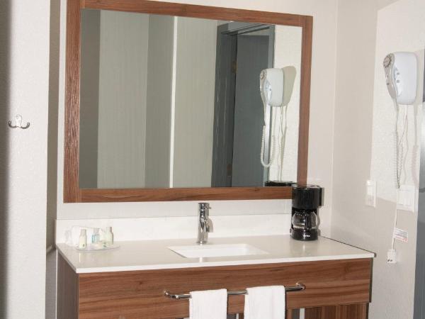 Quality Inn Portland Airport PDX : photo 3 de la chambre deluxe king with balcony - non smoking