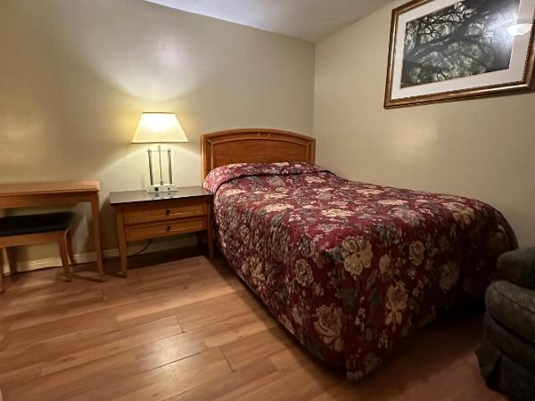 Nox Hostel : photo 8 de la chambre chambre triple avec salle de bains