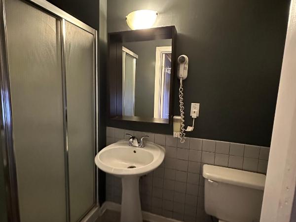 Nox Hostel : photo 8 de la chambre chambre lits jumeaux avec salle de bains privative