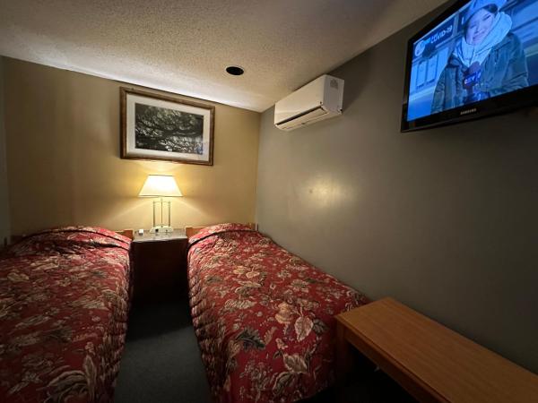 Nox Hostel : photo 9 de la chambre chambre lits jumeaux avec salle de bains commune