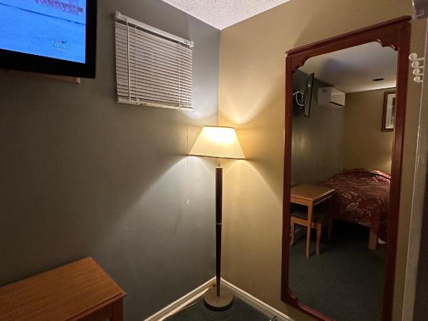 Nox Hostel : photo 10 de la chambre chambre lits jumeaux avec salle de bains commune