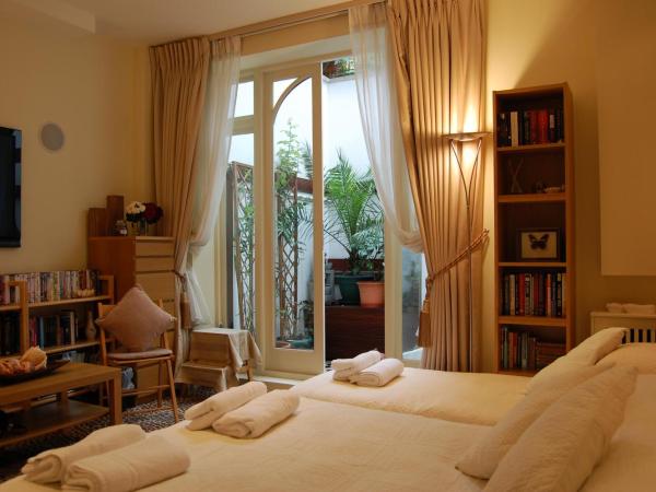 Georgiana's Guesthouse : photo 9 de la chambre chambre double avec salle de bains privative