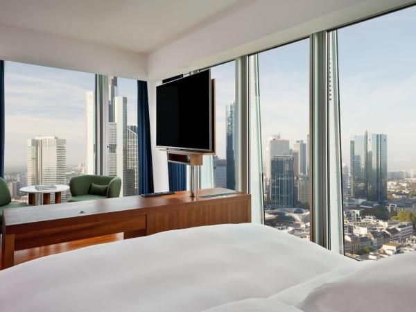 JW Marriott Hotel Frankfurt : photo 4 de la chambre chambre lit king-size deluxe skyline
