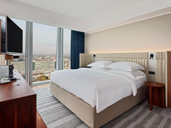 JW Marriott Hotel Frankfurt : photo 6 de la chambre chambre lit king-size deluxe skyline