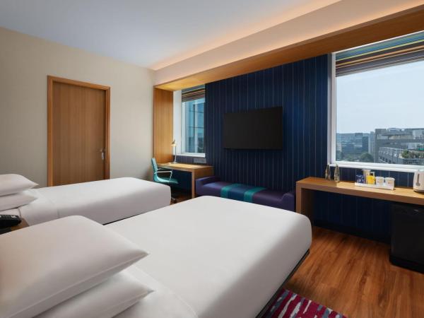 Aloft Bengaluru Outer Ring Road : photo 7 de la chambre chambre avec 2 lits simples ou lits jumeaux - vue sur ville