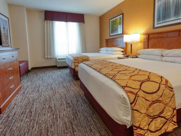Drury Inn & Suites Indianapolis Northeast : photo 1 de la chambre suite lit queen-size avec canapé-lit