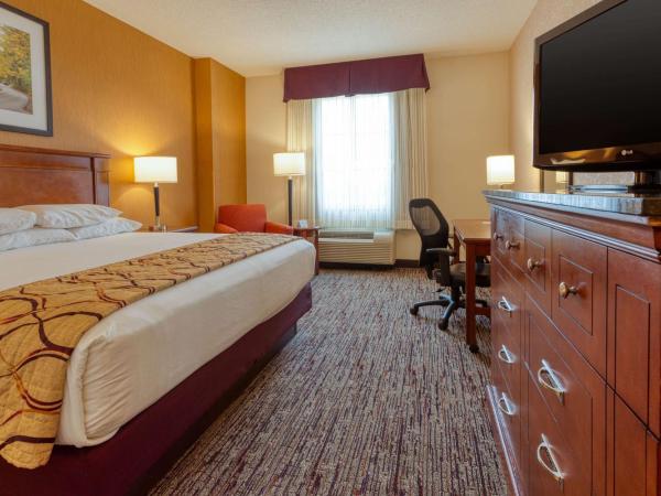 Drury Inn & Suites Indianapolis Northeast : photo 1 de la chambre chambre lit king-size deluxe