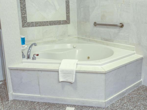 Drury Inn & Suites Indianapolis Northeast : photo 4 de la chambre chambre lit king-size deluxe avec baignoire spa