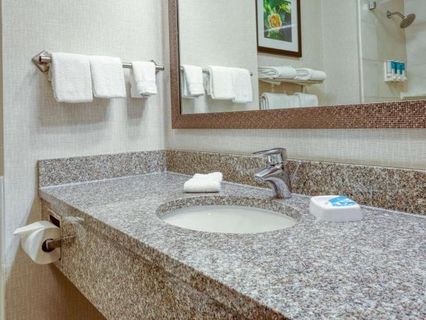 Drury Inn & Suites Indianapolis Northeast : photo 5 de la chambre suite lit king-size avec canapé-lit