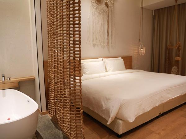 Shanghai Pudong Airport Moonlo Hotel - Pet Friendly : photo 7 de la chambre chambre lit king-size - vue sur jardin