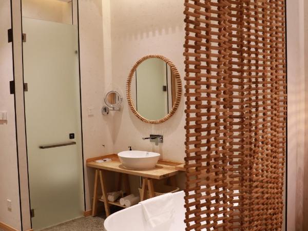 Shanghai Pudong Airport Moonlo Hotel - Pet Friendly : photo 8 de la chambre chambre lit king-size - vue sur jardin