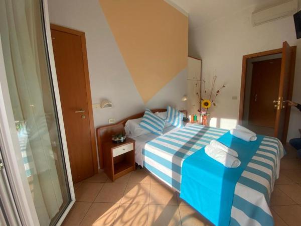 Hotel Villa Caterina : photo 7 de la chambre chambre double ou lits jumeaux avec salle de bains