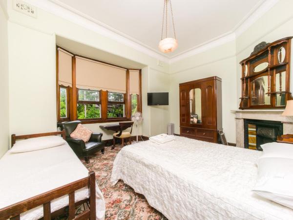 East Sydney Hotel : photo 2 de la chambre chambre triple avec salle de bains commune