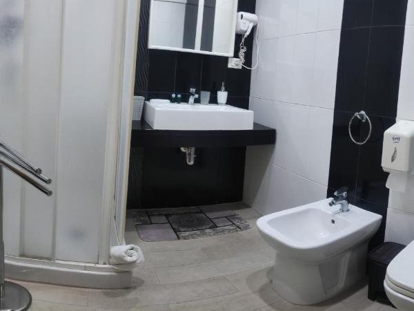 Guest House Elettra : photo 5 de la chambre chambre double avec salle de bains privative