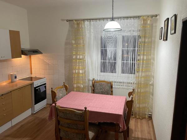 Retro Villa Maruška Kladská : photo 6 de la chambre suite familiale avec balcon