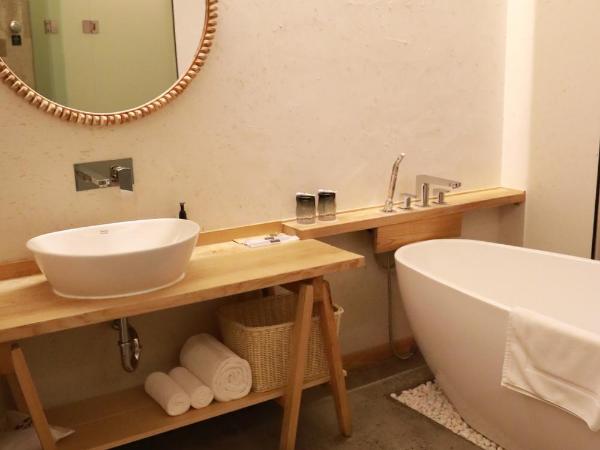 Shanghai Pudong Airport Moonlo Hotel - Pet Friendly : photo 9 de la chambre chambre lit king-size - vue sur jardin