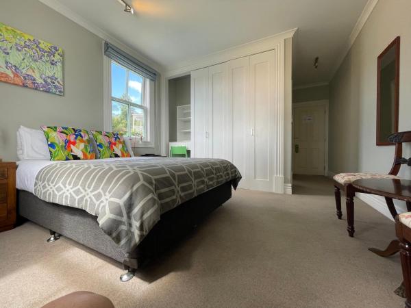 Western Springs Villa to Auckland Central Heritage Villa : photo 2 de la chambre chambre lit queen-size 