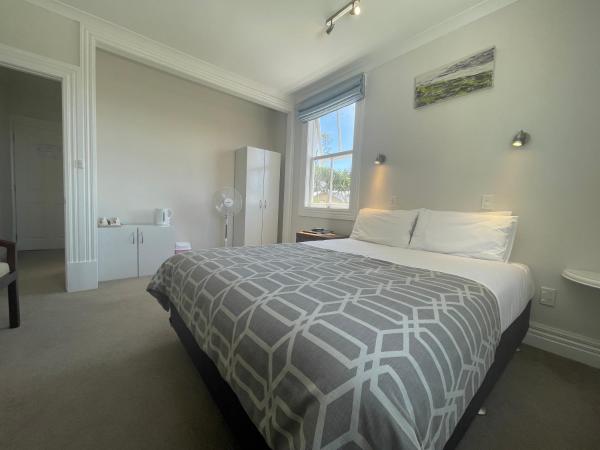 Western Springs Villa to Auckland Central Heritage Villa : photo 9 de la chambre chambre lit queen-size 