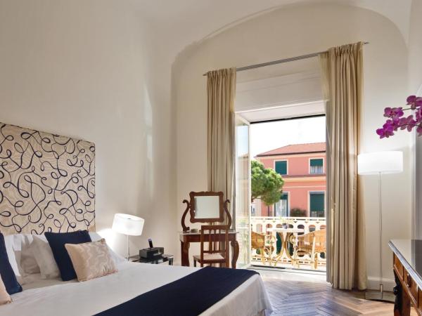 Grand Hotel Excelsior Vittoria : photo 3 de la chambre suite junior - vue latérale sur mer
