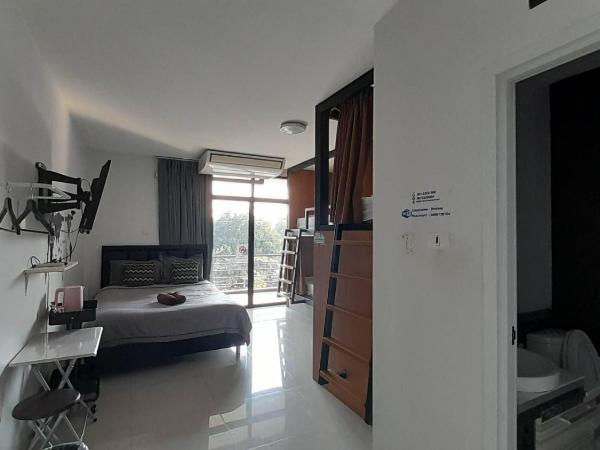 HOMEY-Don Mueang Airport Hostel : photo 9 de la chambre chambre familiale avec salle de bains privative